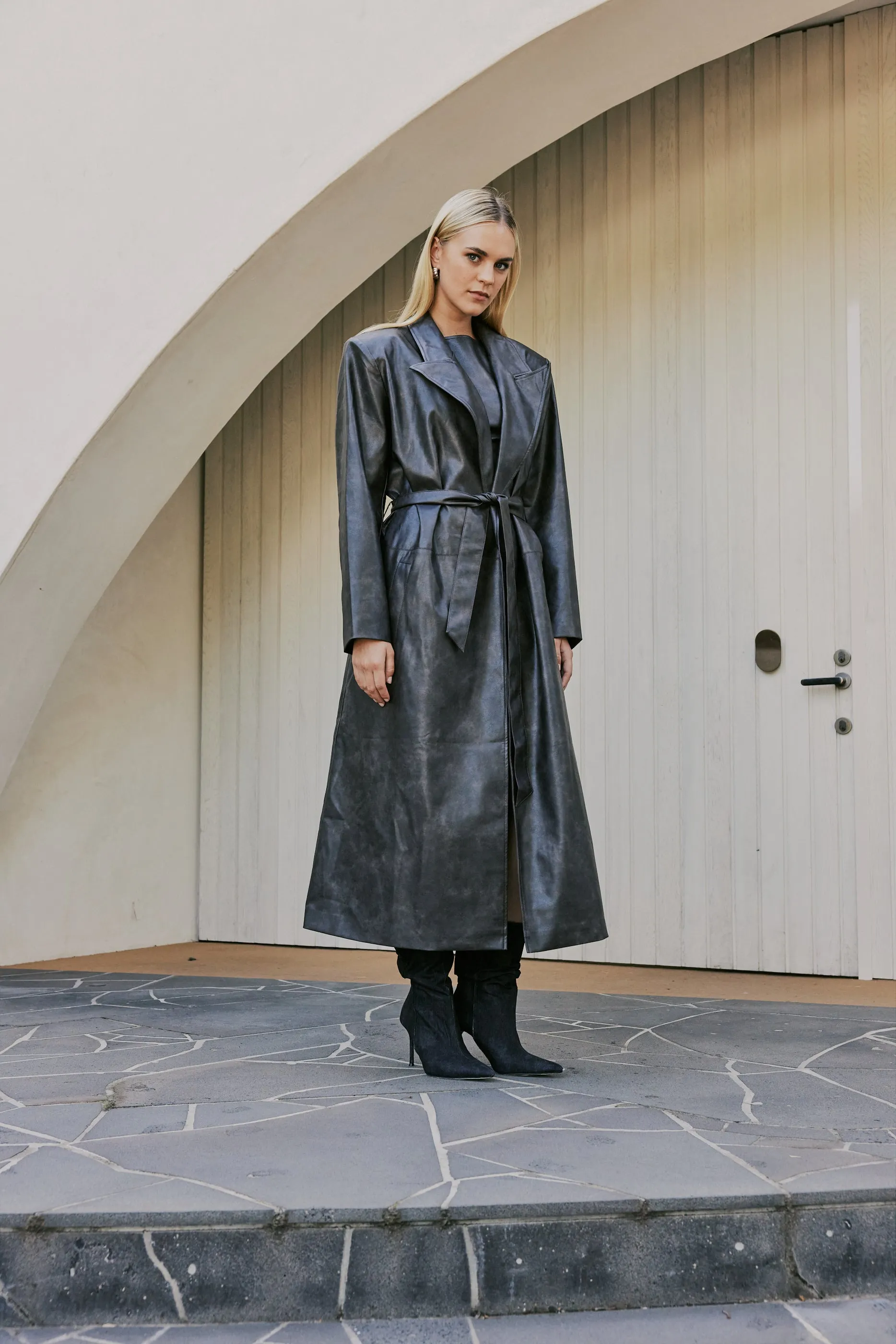 CURAAE Cameron Vegan Leather Fabric Tie Trench Coat In Chestnut
